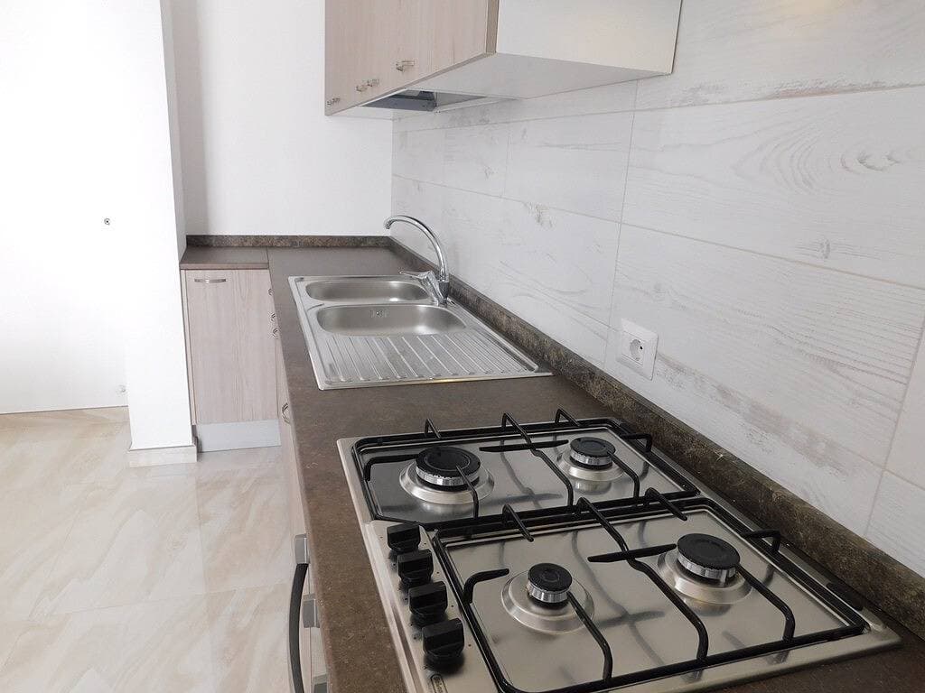 Foto 7 von 13: Two-room apartment in the center of Torre San Giovanni with balcony facing the sea. Zentrale Zwei-Zimmer-Wohnung am Meer mit Balkon, Meerblick und Klimaanlage