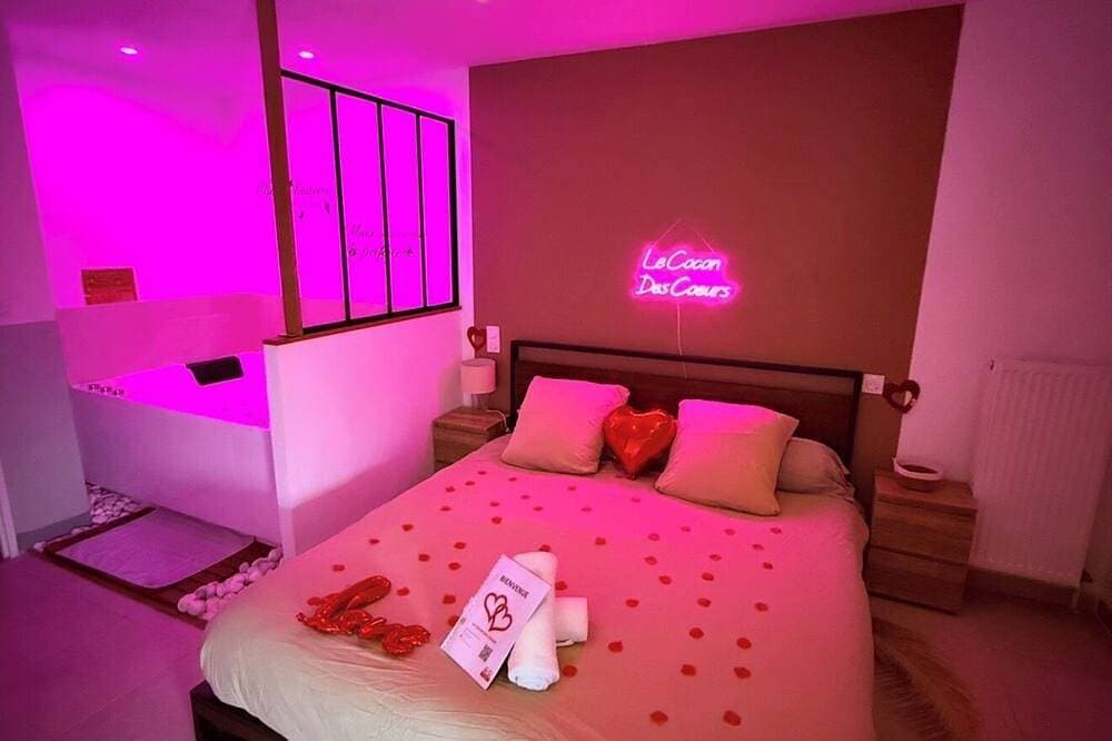 Foto 6 von 11: Suite with Private Jacuzzi Near Paris