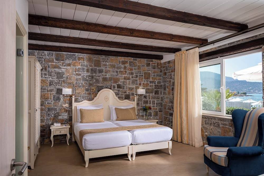 Foto 2 von 10: Dream Villa Aphrodite-2 bedrooms Beach Front with private pool