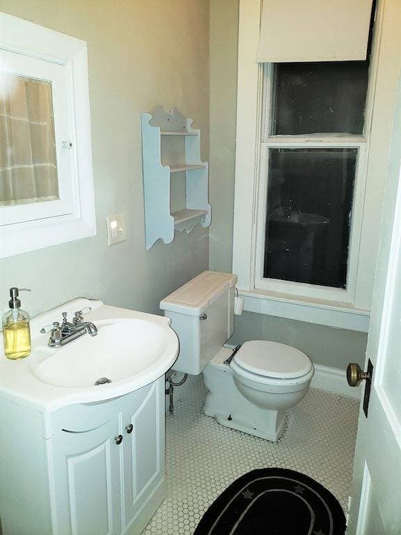 Foto 13 von 25: Spacious Victorian perfect for large groups.  Walk to Main Street!