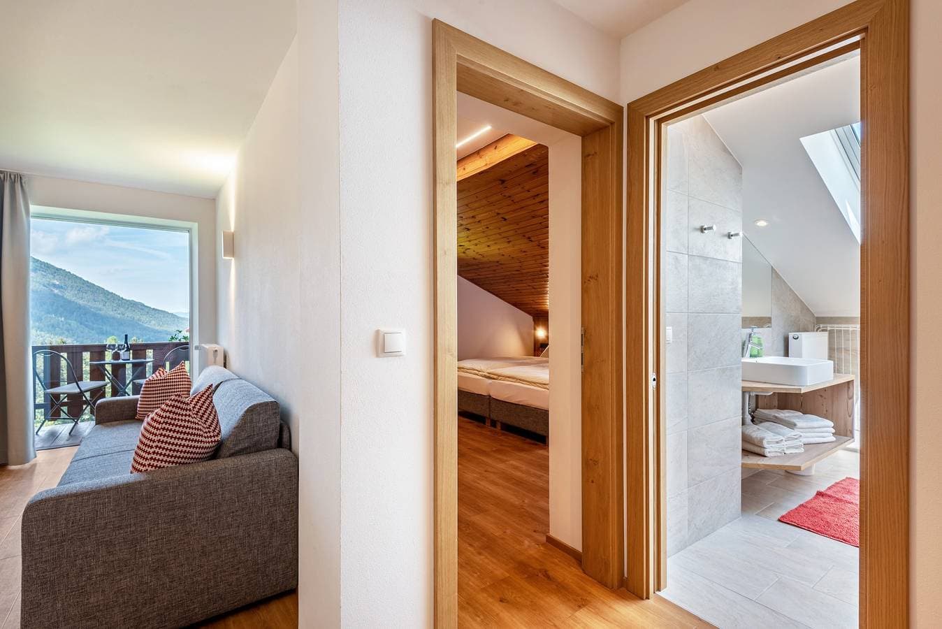 Foto 8 von 31: Apartment "Haus Lohengrin - Ferienwohnung 4" mit Bergblick, WLAN, Balkon und Garten