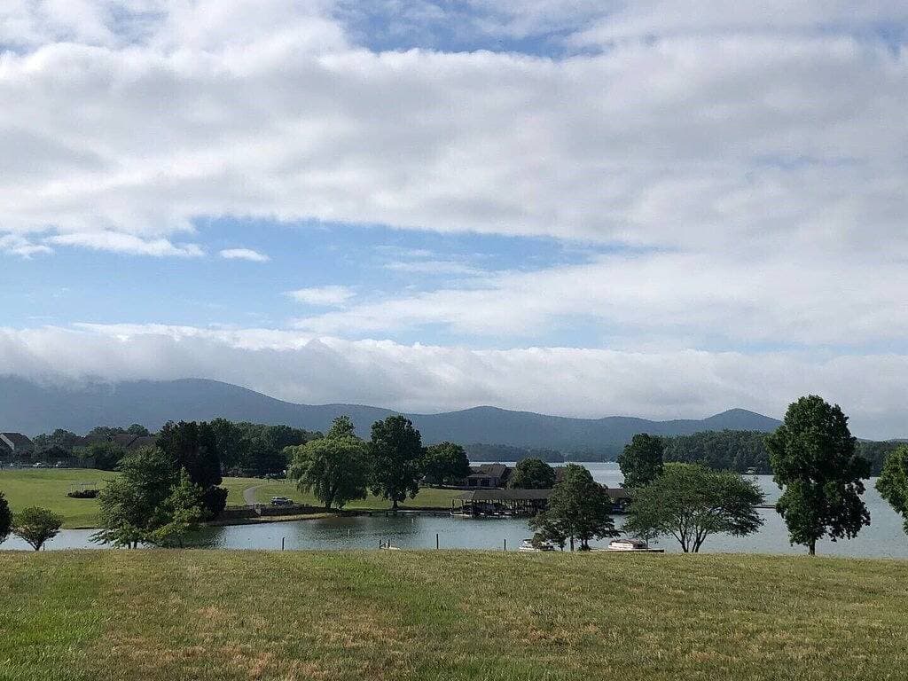 Foto 10 von 43: Tranquility Cove at Smith Mountain Lake —Your Home Away From Home!