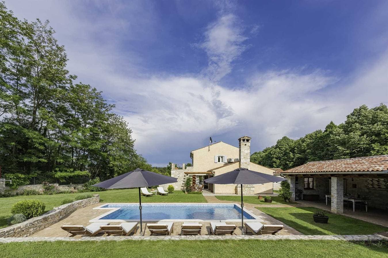 Foto 13 von 72: Ferienhaus Green Escape mit Pool