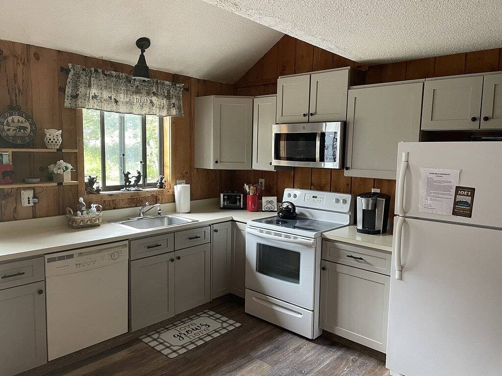 Mt. Snow townhouse with fireplace, 1 mile to the slopes with weekend shuttle! 1