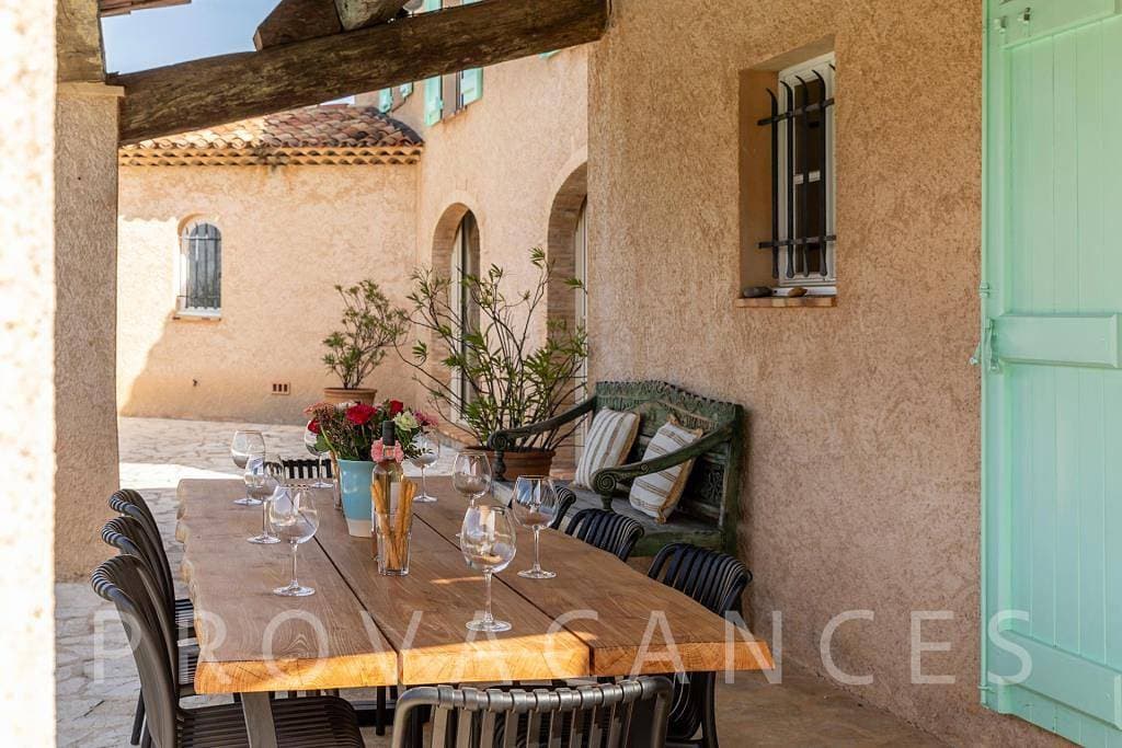 Foto 5 von 49: Ferienhaus mit großem Pool und schöner Aussicht auf Mons