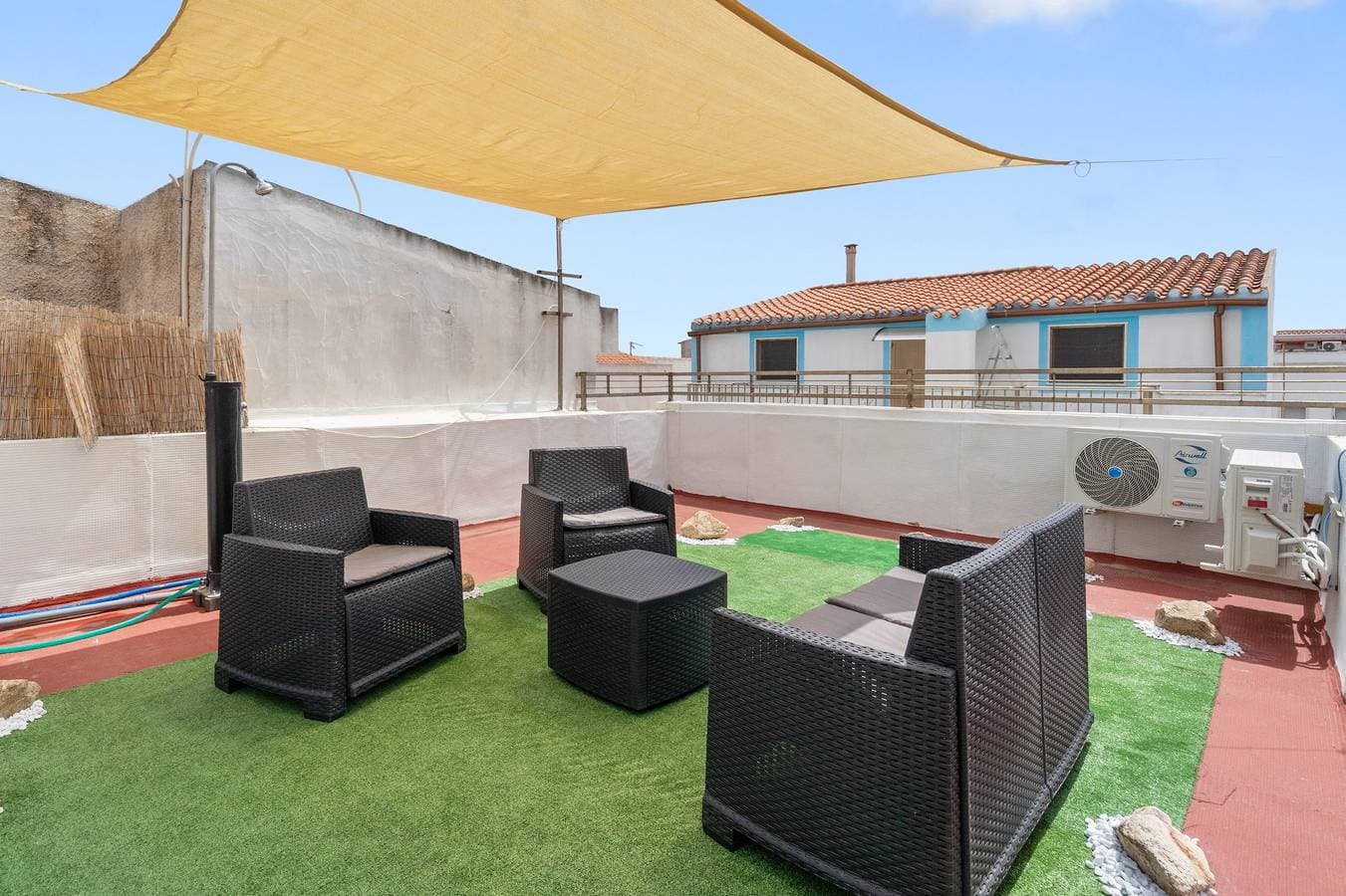 Foto 2 von 25: Ferienhaus im Zentrum des Dorfes mit privater Terrasse, WLAN und Klimaanlage
