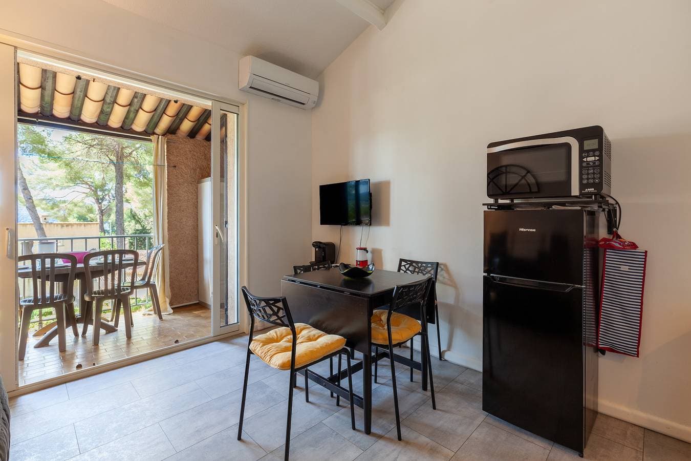 Foto 6 von 19: Studio nahe Meer Saint-Cyr-sur-Mer mit Balkon, WLAN, Klimaanlage, Bettwäsche & Reinigung inkl.