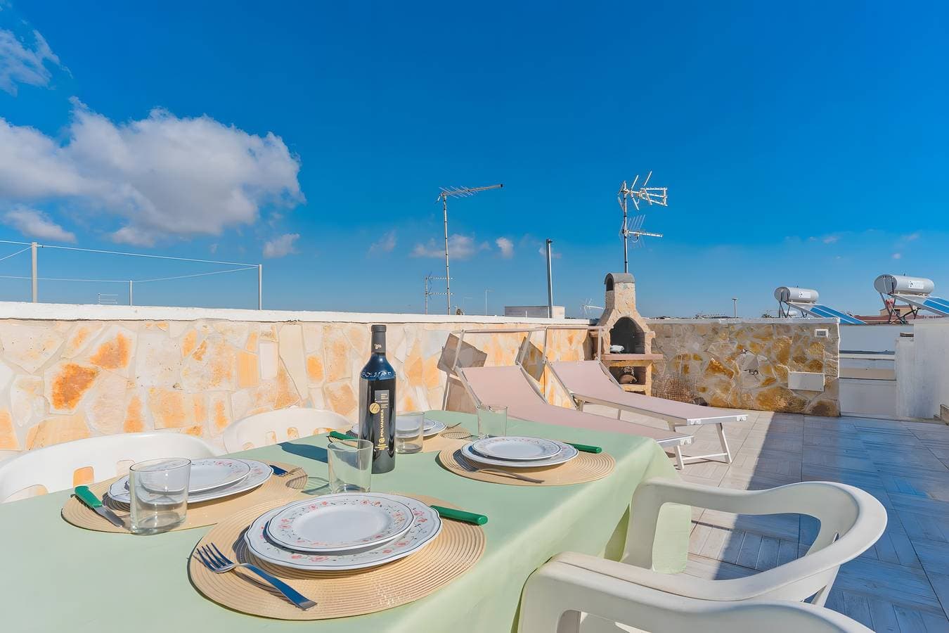 Foto 12 von 28: Ferienwohnung 'Due Passi Dal Mare' mit Meerblick, Gemeinschaftsterrasse und Klimaanlage