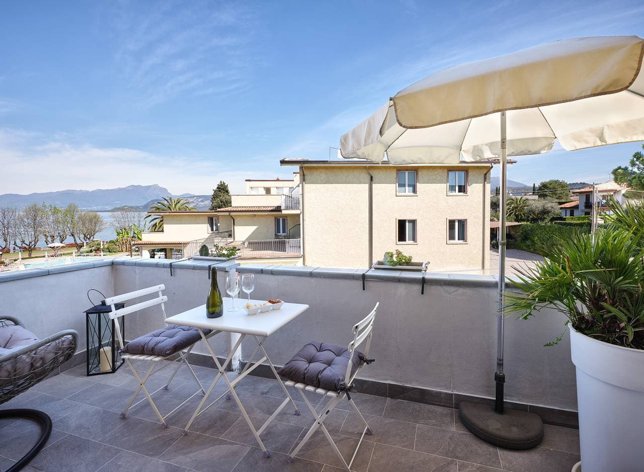 Foto 3 von 29: Regarda -The Beach Studio mit Seeblick neben Strand in Cisano di Bardolino