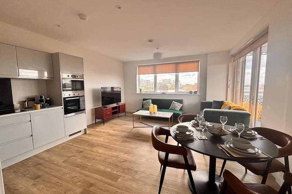 Staines ·Parking · 2 Bed · 2 Bath · Sleeps 5 · Lhr 1