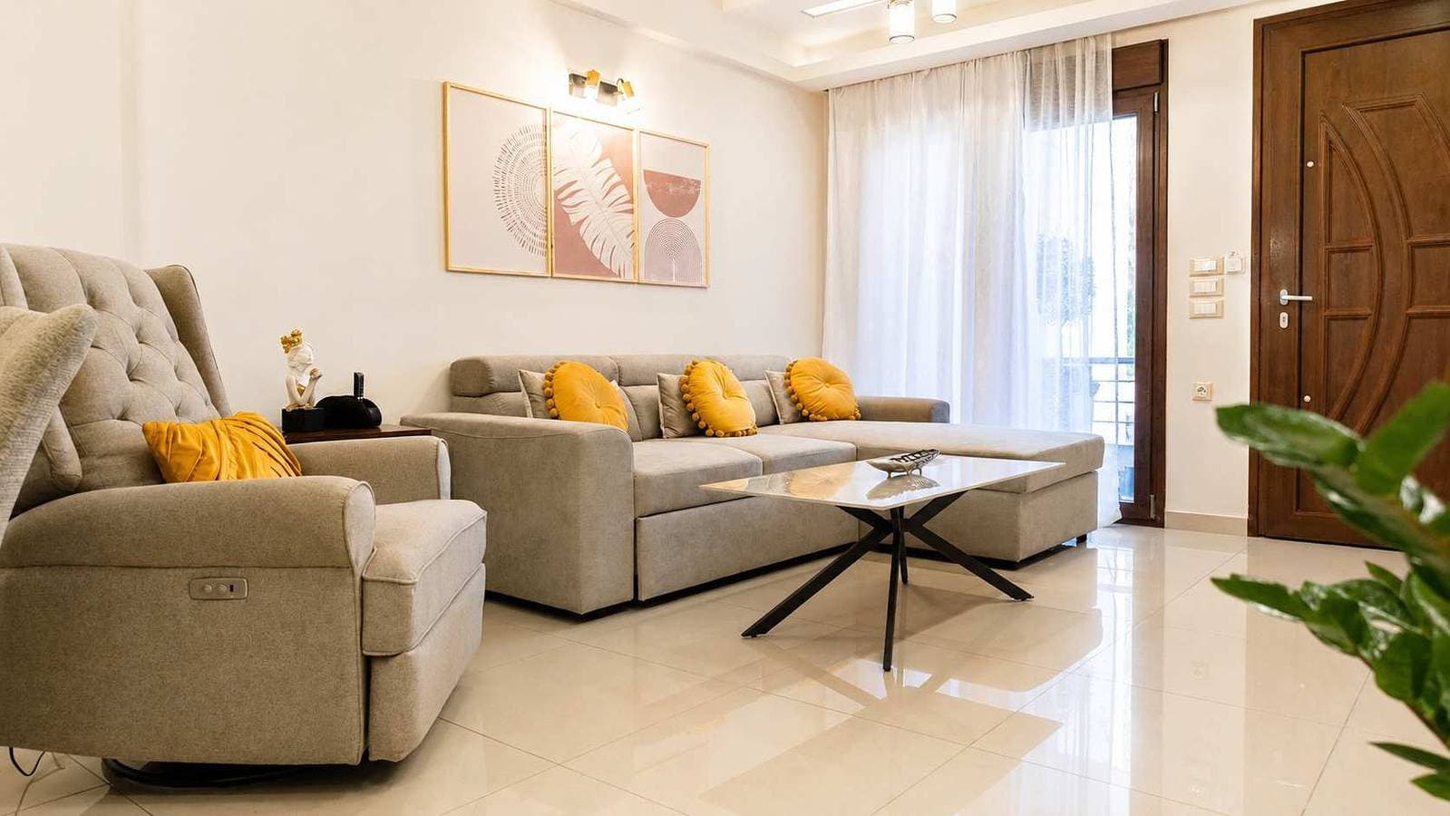 Foto 6 von 38: Fems | Luxury 3-Level Home w/ Private Jacuzzi