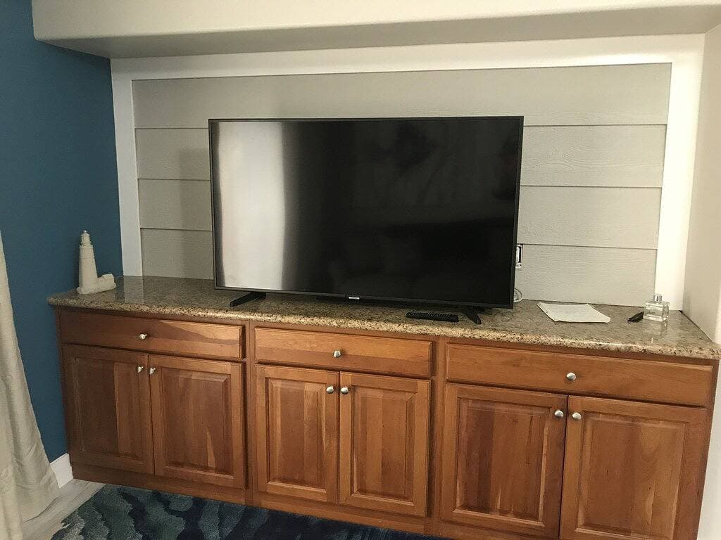 Wunderschön aktualisierte Queens Bay Condo mit außergewöhnlicher Aussicht 1