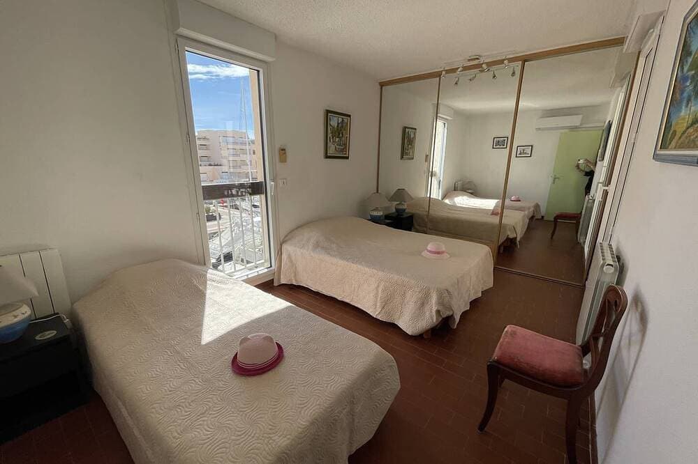 Foto 4 von 16: Geräumige 2-Zimmer-Wohnung, Blick auf die Honour Dock