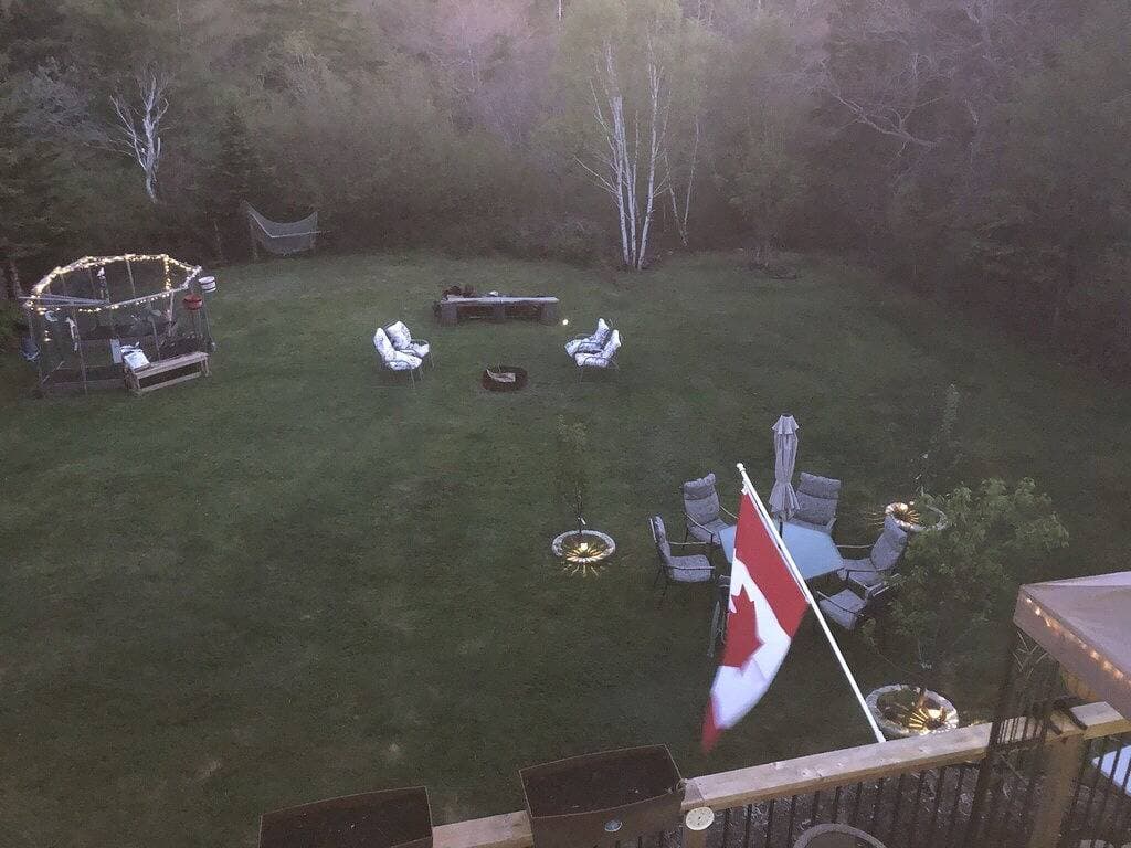 Foto 13 von 19: Quiet, large private backyard, fully equipped, dreamy beds!  Short or long term.