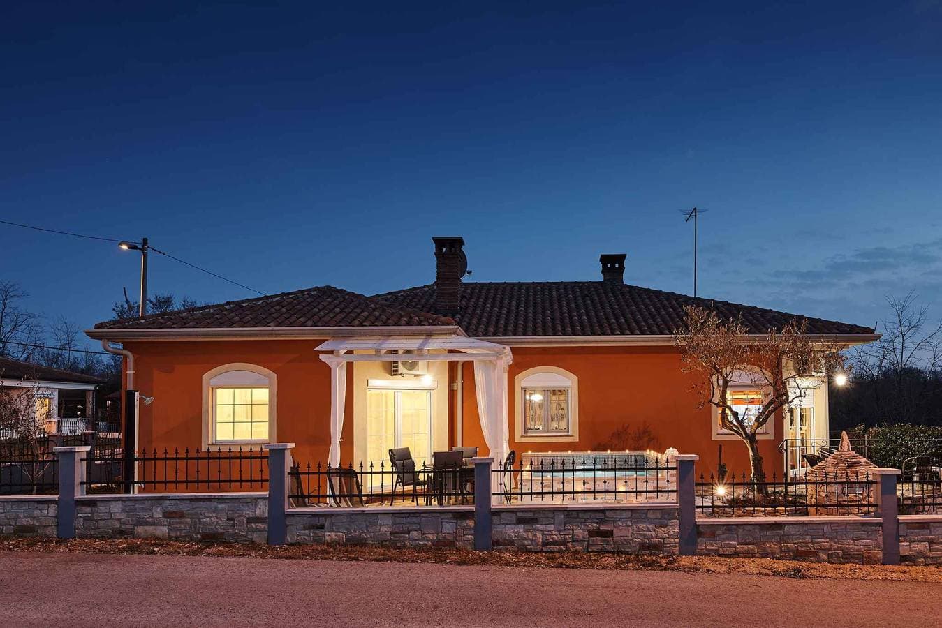 Foto 12 von 36: Ferienhaus mit Klimaanlage, Terrasse und Whirlpool