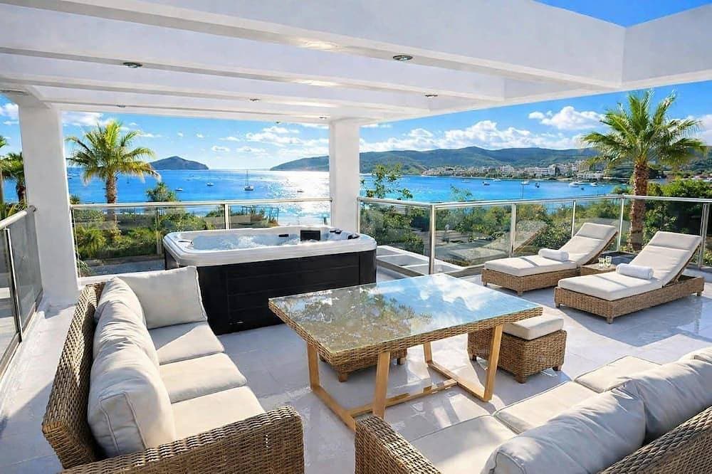 Allure Villa, beachfront, featuring a gym, sauna, and jacuzzi 1