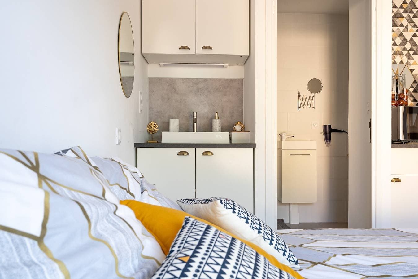 Foto 3 von 22: Gästezimmer „Chambre Famille“ mit Gemeinschaftspool, Terrasse und Klimaanlage