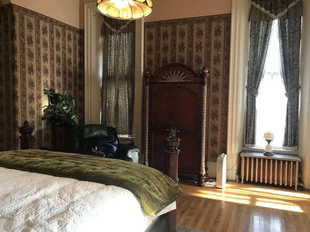 Foto 3 von 13: Historic Mansion, Minutes from Downtown