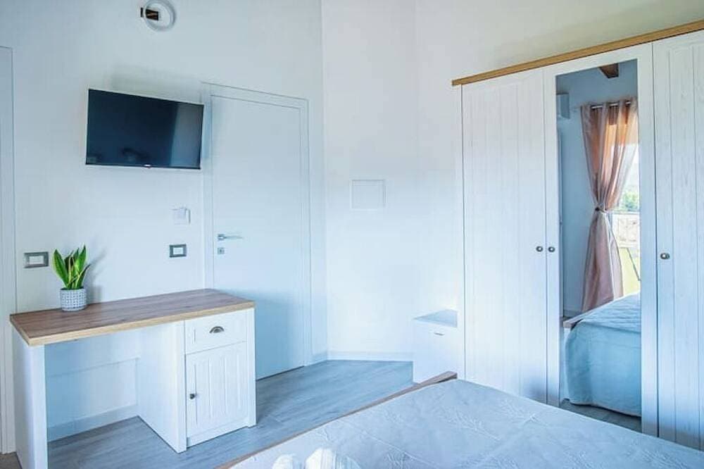 Foto 4 von 13: Comfortable room with private balcony and view