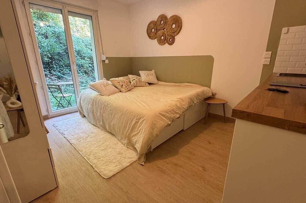Foto 4 von 22: L'ombelle - Water-green studio with small outdoor area