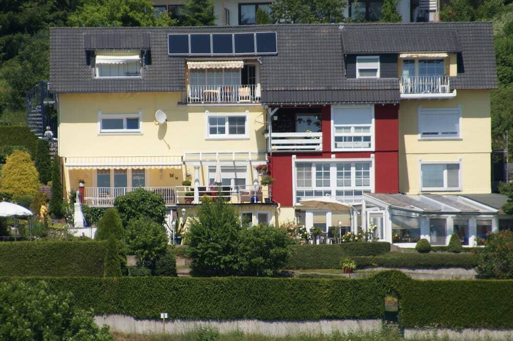 Foto 9 von 30: Südhanglage mit Panoramablick  u.Wellness-Oase im Haus