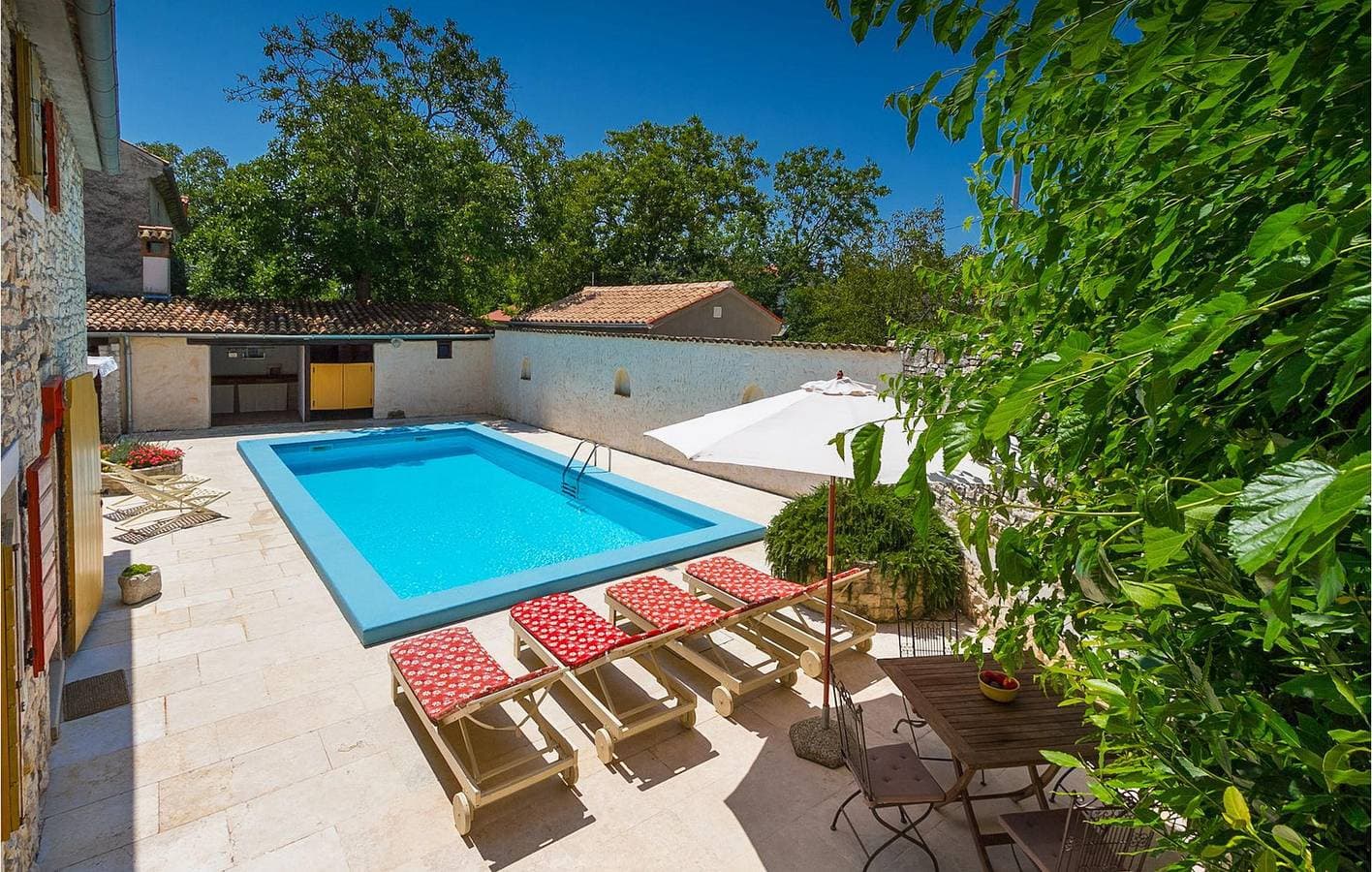Foto 8 von 54: Schicke 150 m² große Wohnung mit Pool, WLAN und Parkplatz