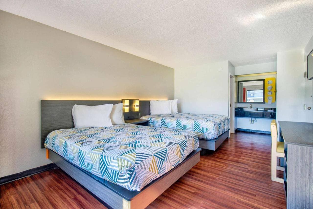 Foto 4 von 25: Queen Room with Two Queen Beds - Smoking