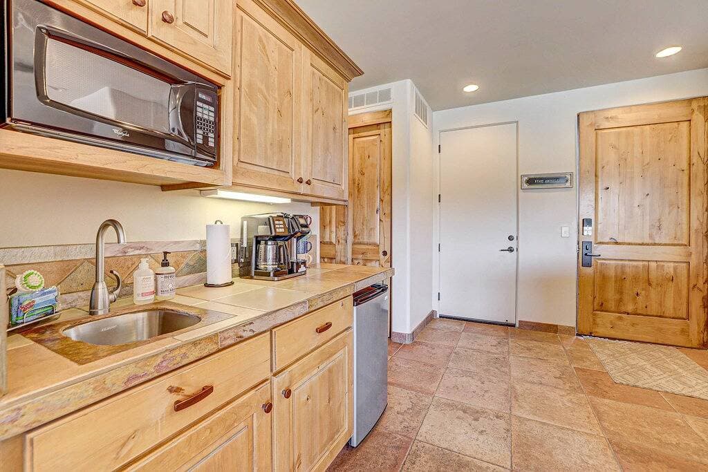 Entrada Waterside Studio Villa w/Kitchenette & Private Garage 1