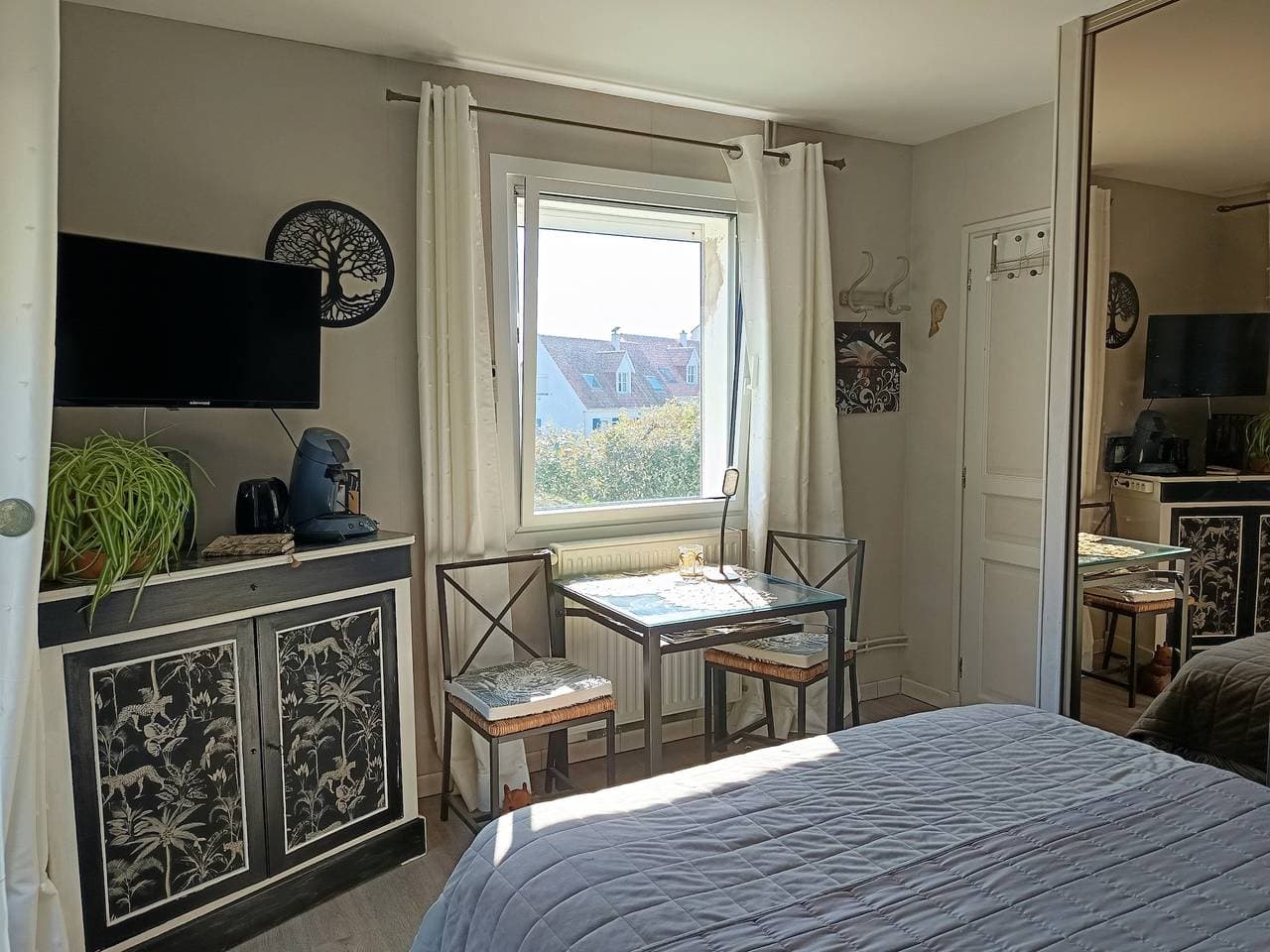 Foto 11 von 26: Gästezimmer „La Coccinelle Des Cap - Taupe Zen“ mit Meerblick, privater Terrasse & WLAN