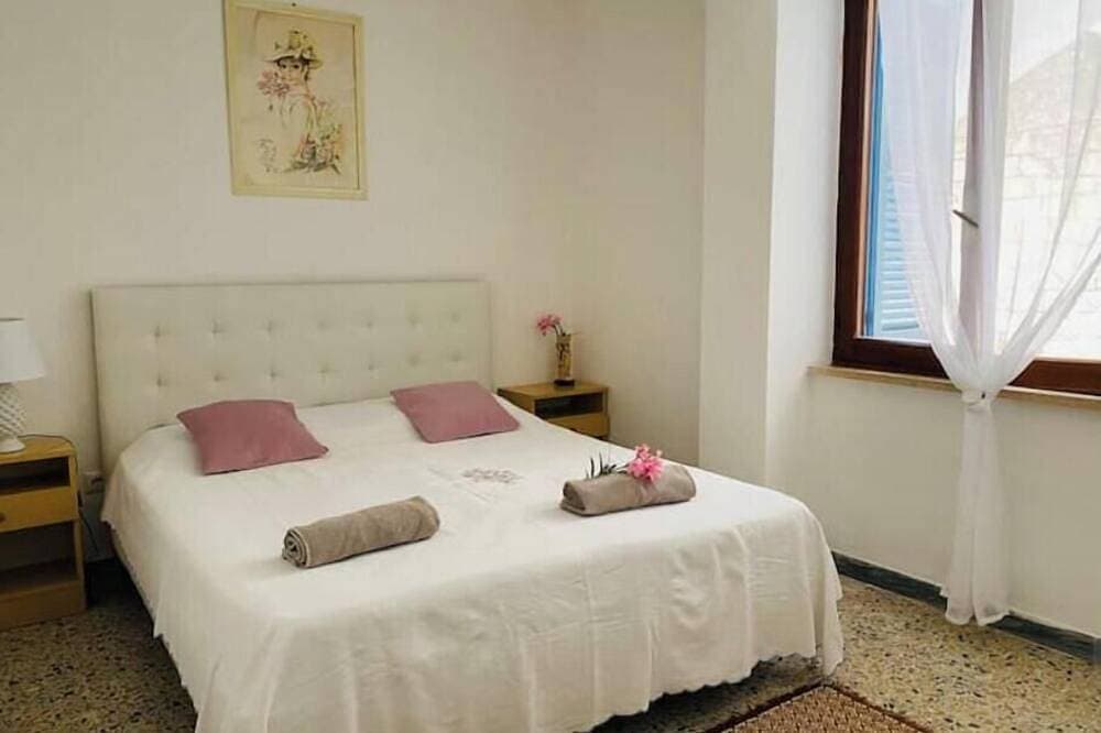 Foto 2 von 30: Apartment in a villa under a large palm tree and garden