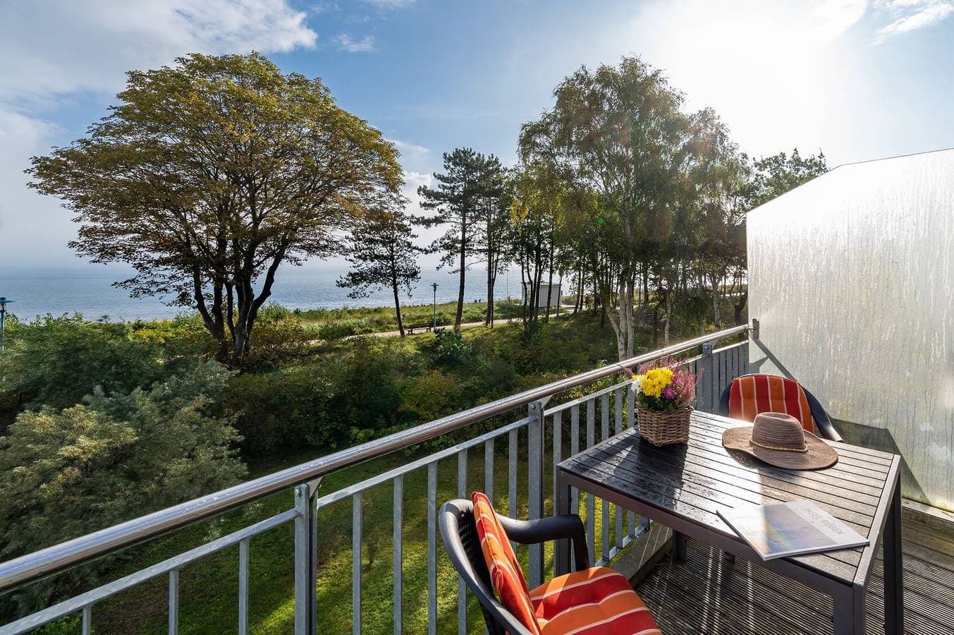 Großzügige Ferienwohnung mit Balkon und Meerblick, direkte Strandlage 1