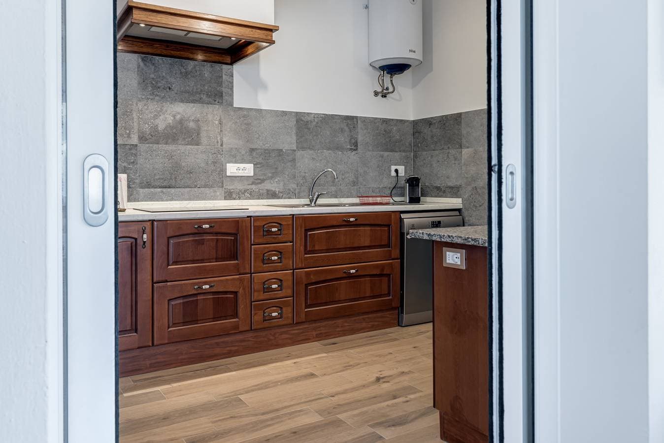 Foto 9 von 28: Ferienwohnung 'Ampio e accogliente appartamento' mit beheiztem Pool