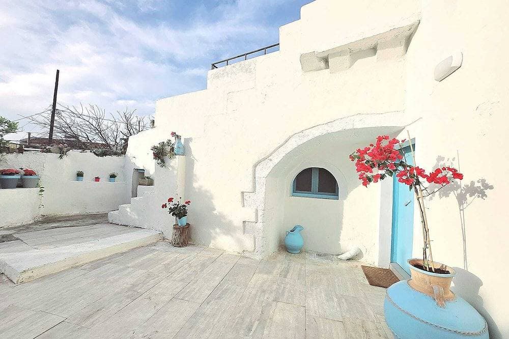 Charming 3 bed/2 bath Cretan village escape w/ ocean view 1