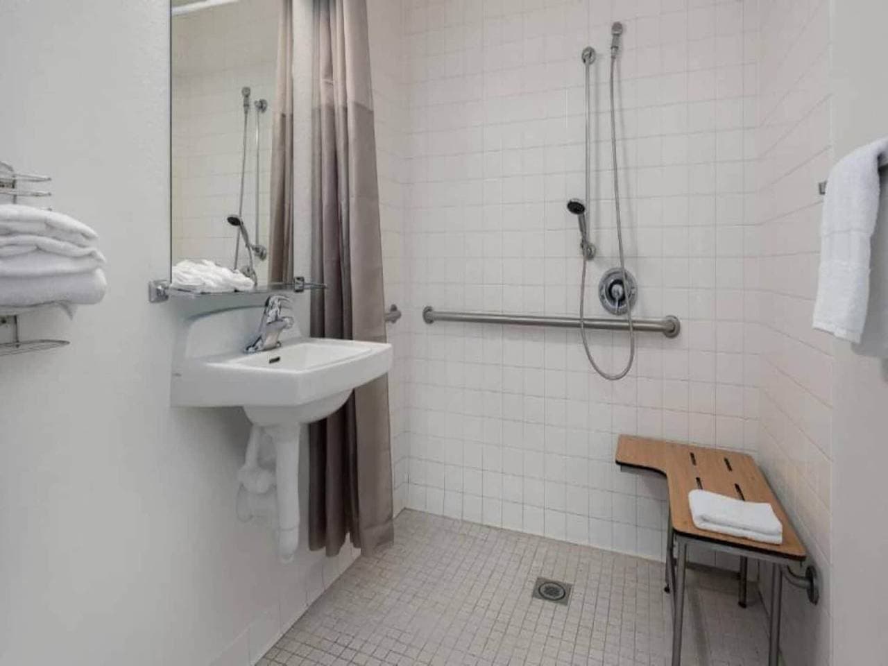 Foto 12 von 34: Geräumiges Zimmer mit 1 Queensize-Bett | Barrierefreie Dusche