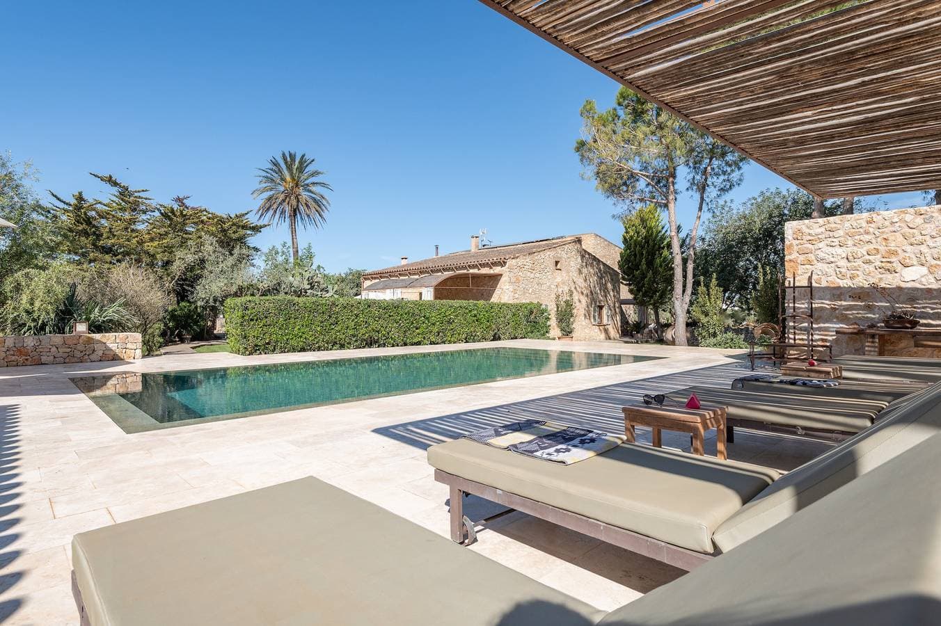 Foto 2 von 26: Villa 'Es Lledoner 3' mit Bergblick, Gemeinschaftspool und WLAN