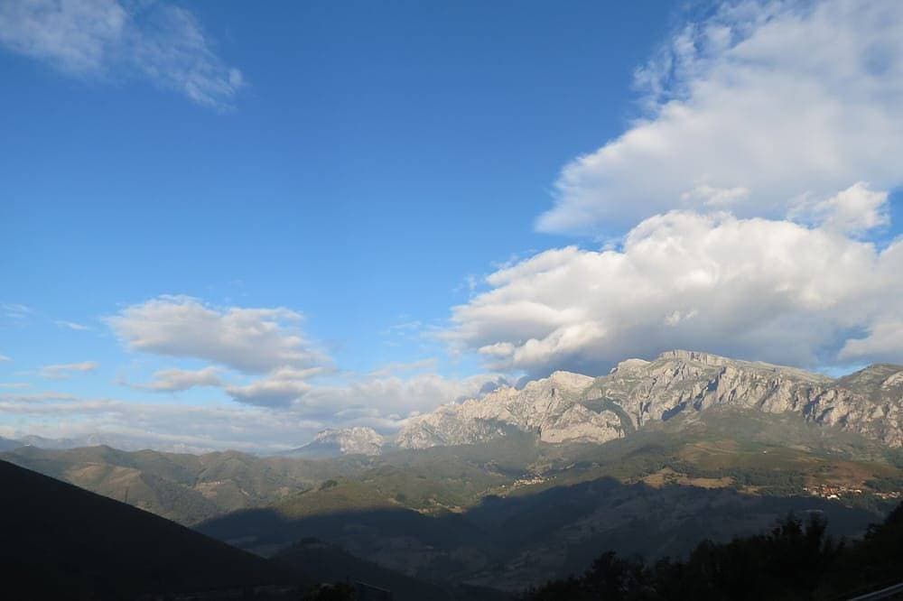 Foto 12 von 22: Der Aussichtspunkt von Cobeña. 60 m Haus. mit herrlichem Blick auf die Picos de Europa.