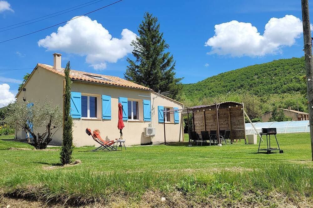 Holidays in the Sun in a Quiet and Comfortable Cottage 1