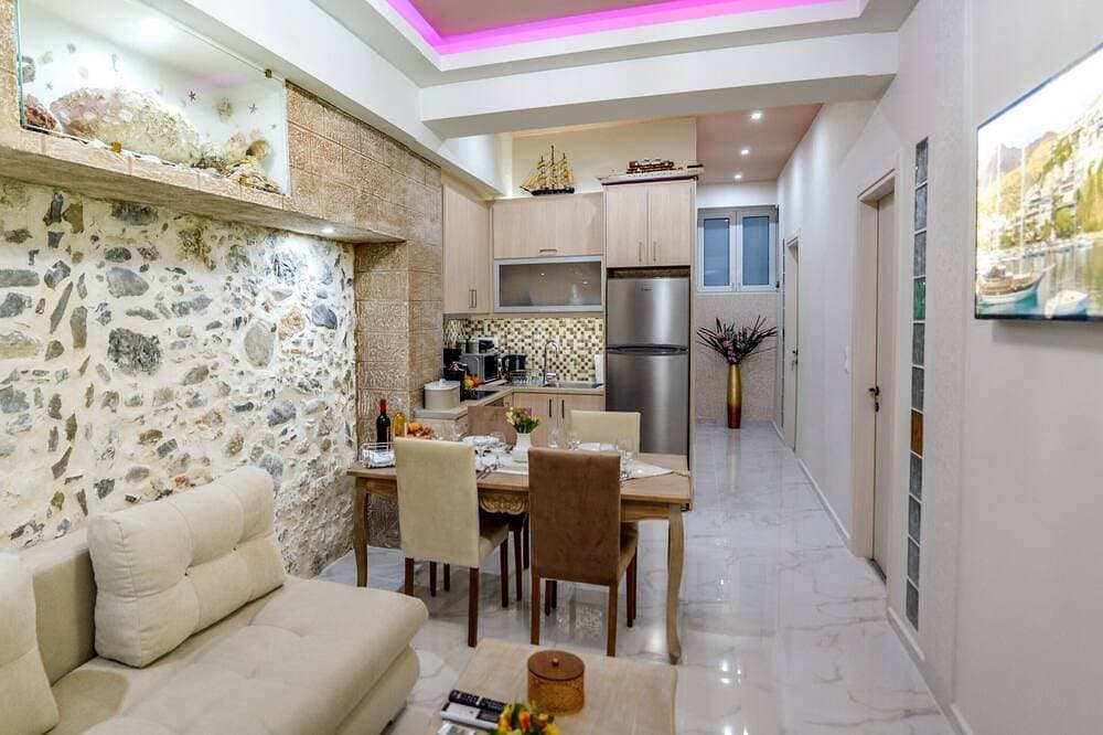 Epaminontas Captain Home 1
