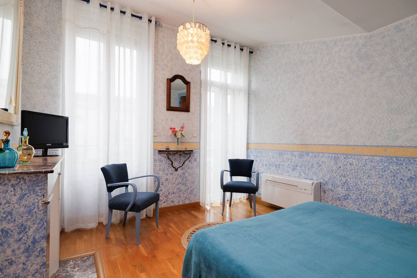 Foto 2 von 20: Gästezimmer „La Petite Pause - Bordeaux“ mit Balkon, WLAN und Klimaanlage