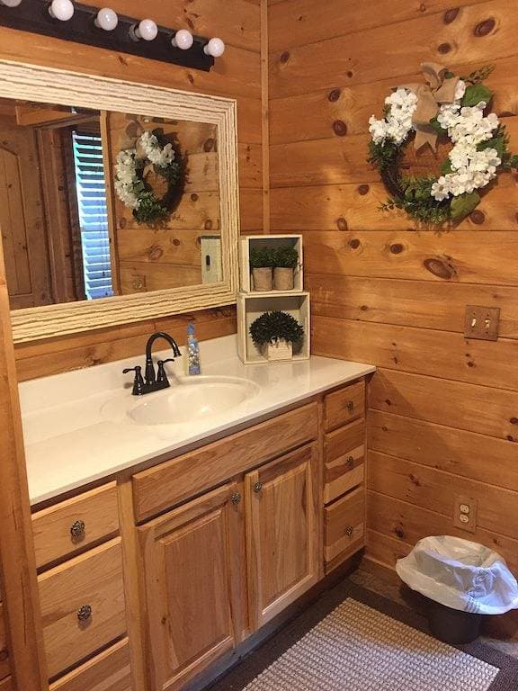 Foto 4 von 37: Private Riverfront 3-Bett / 2 Bad Haus auf dem Oconaluftee Fluss! Private Dock!