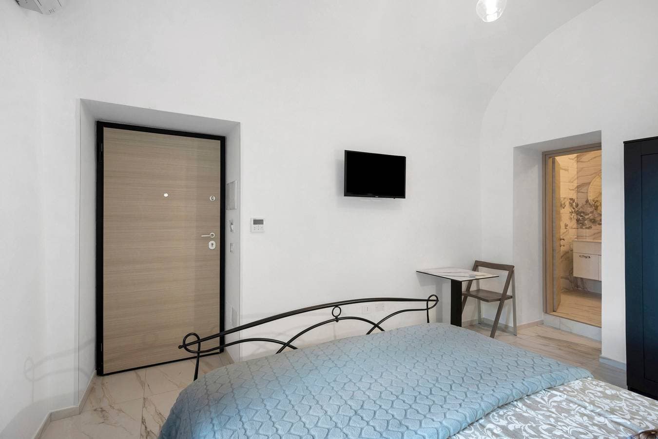 Foto 12 von 25: Zimmer Luna mit privatem Bad und Bergblick