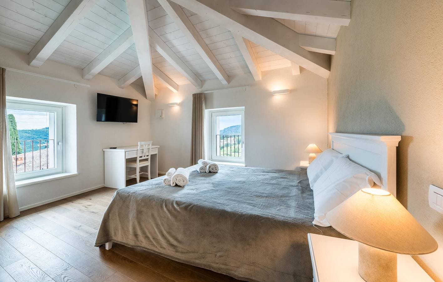 Foto 8 von 47: Ferienunterkunft mit Seeblick, AC, Pool, Parkplatz & WiFi