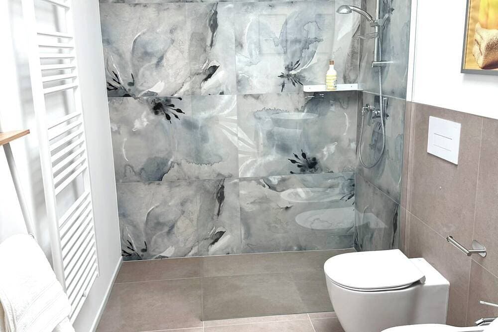 Foto 6 von 23: Jungle Sarnico Color Suites  -Garage - Self check - 2 min from the lake and downtown