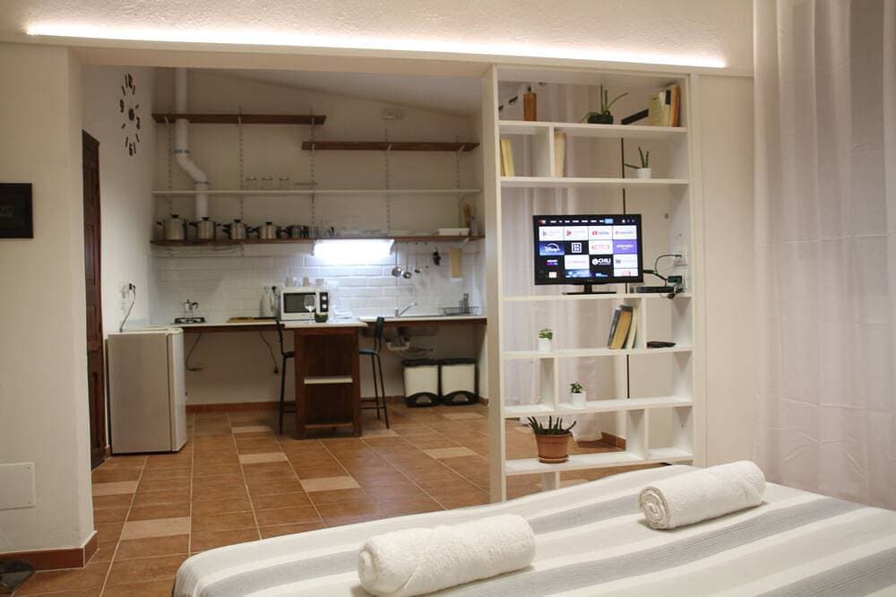 Foto 4 von 19: Cozy studio with a private sky-lit courtyard, near transport and local amenities