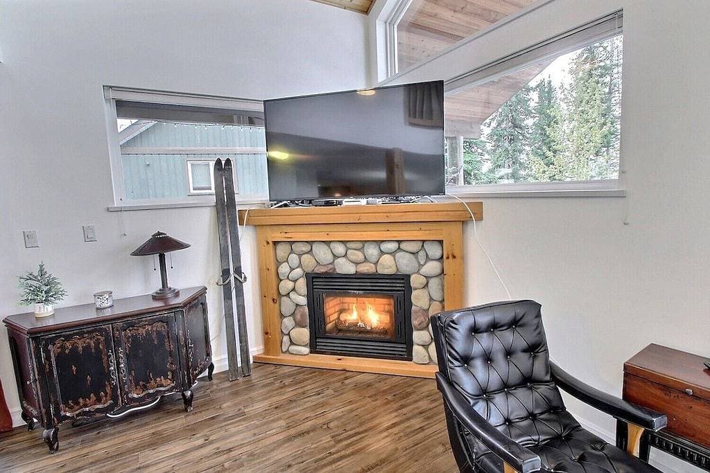 Foto 8 von 26: Modern, Rustic & Spacious Chalet, Views, Hot Tub