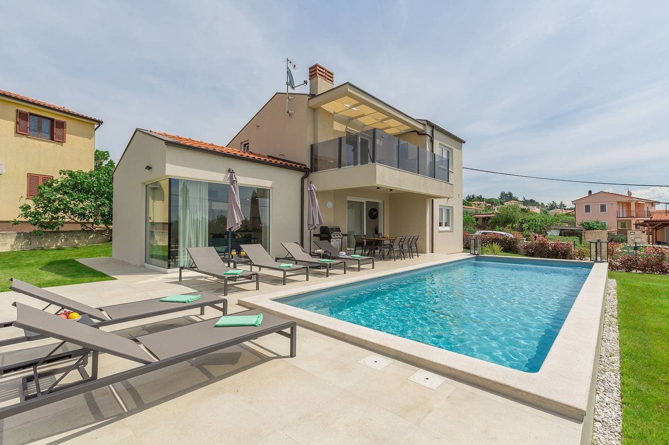 Foto 5 von 39: Neue und hundefreundliche Villa mit Panorama-Meerblick, Privatpool, Grillbereich, Babybett, Waschmaschine