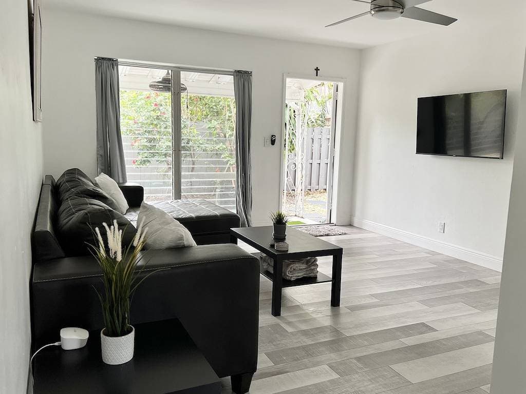 2 Bedroom Tropical & Cozy Home Near Beach: Private, Yard, Parking 1