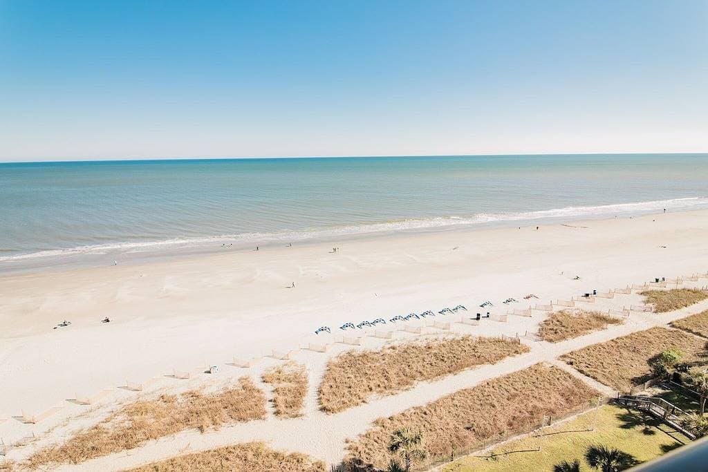 Foto 9 von 28: Tierfreundlich, Ein Schlafzimmer mit direktem Meerblick und großem Balkon am Meer