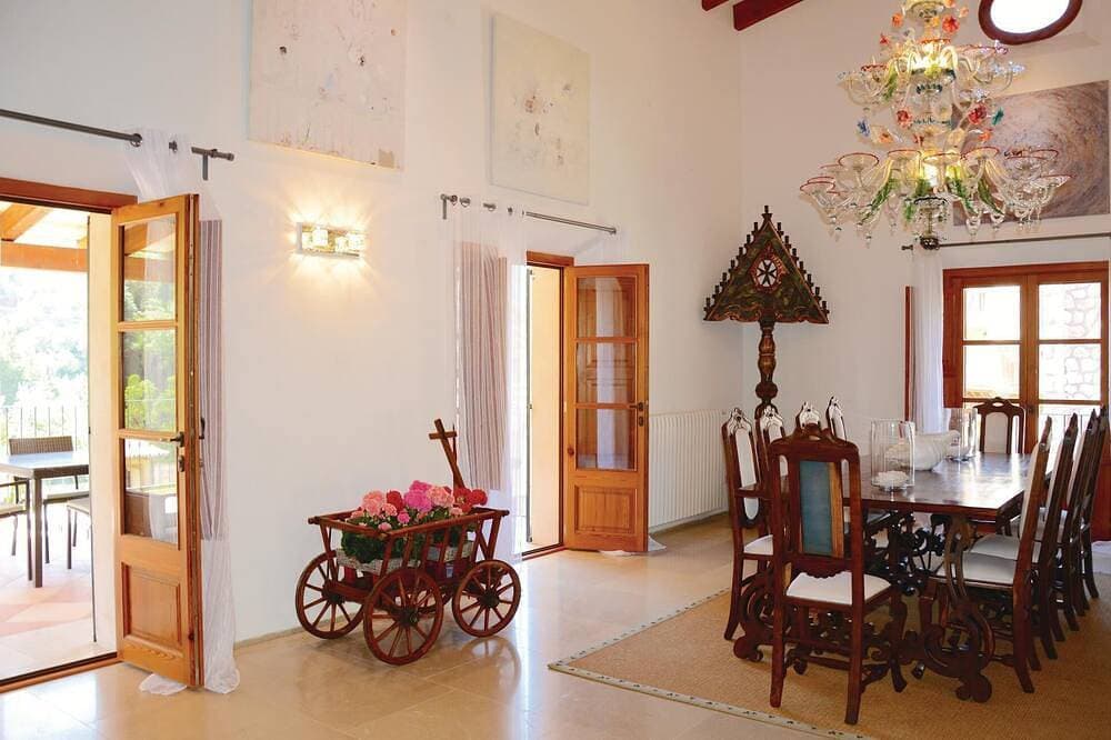 Foto 10 von 30: Nice home in Fornalutx with house a mountain view