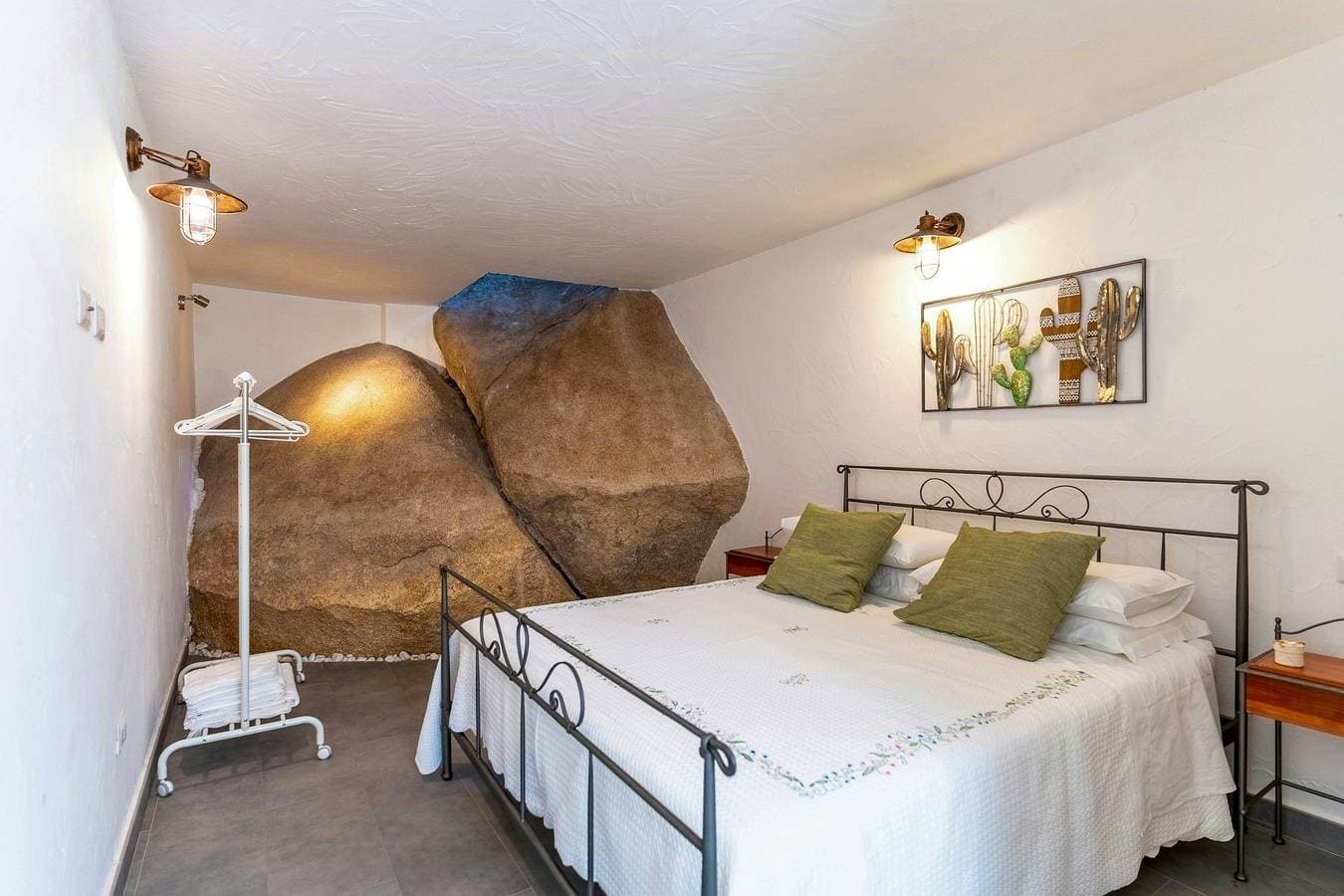 Foto 8 von 23: Villa mit Meerblick und Pool inmitten der Felsen